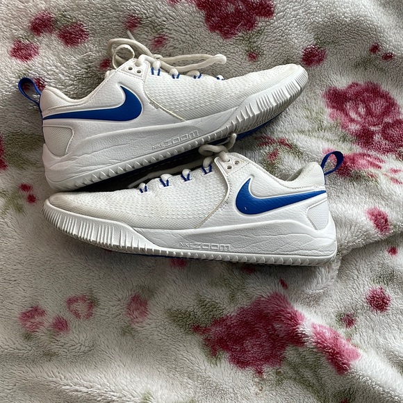white nike hyperace